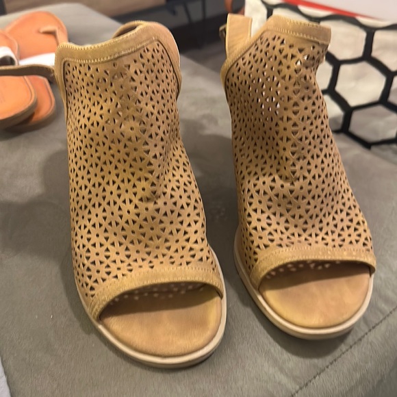 Women’s Heels - Picture 1 of 4